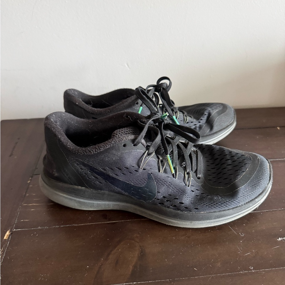 Nike Women’s Running Shoes Black Iridescent Swoosh Athletic Sneakers Size 8